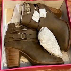 *Brand New Ankle Booties -Taupe